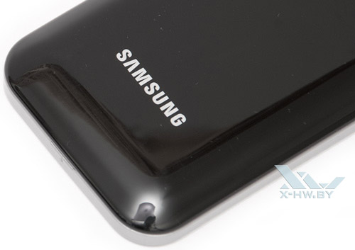 Samsung Galaxy Ace. Логотип Samsung на задней панели