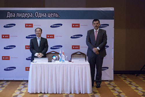 Подписание соглашения между Samsung и МТС. Рис. 1